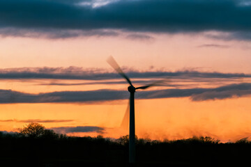 Obraz premium The silhouette of a wind turbine at sunset near Haughley in Suffolk, UK