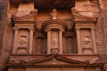 Obraz premium Exploring the ancient architecture of Petra at sunset in Jordan