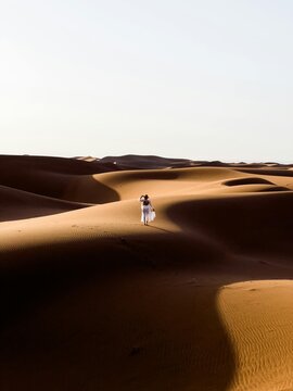 Allein zwischen Himmel und Sand