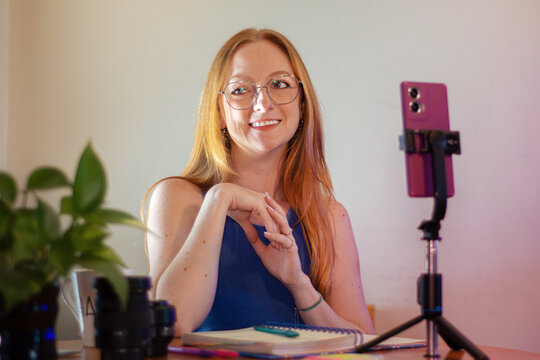 retrato de mulher gravando v&iacute;deos para redes sociais, influenciadora digital trabalhando no celular