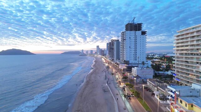 Vista costera del pacifico en Mazatlan Sinaloa, mostrando el malecon al atardecer, idela para videos de viajes.