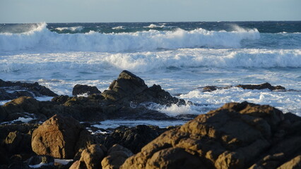 Obraz premium The sea and its force crashing on the coast