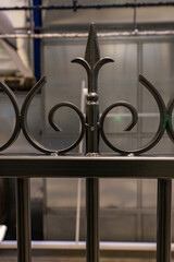 Grilles de ferronnerie fra&icirc;chement thermolaqu&eacute;es sur un b&acirc;timent historique, mettant en valeur le travail artisanal, la restauration du patrimoine et les finitions &eacute;l&eacute;gantes.