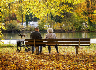 Ein Rentnerehepaar auf einer Parkbank