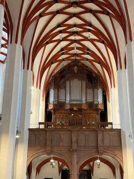 Blick auf die Thomaskirche im Zentrum der Stadt Leipzig	