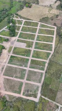 Vista cenita con dron de lote campestre verde, ideal para bienes ra&iacute;ces.