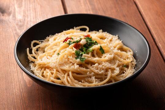 Spaghettoni con olio, aglio, peperoncino e pecorino stagionato, Pasta Italiana 
