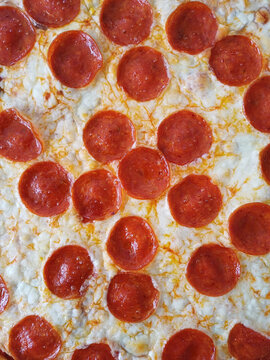 Pizza de queso y pepperoni hecha en casa, toma cenital. Fotograf&iacute;a gastron&oacute;mica hecha con el tel&eacute;fono m&oacute;vil.