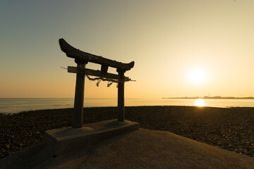 海沿いの鳥居と朝日（福岡県豊前市）