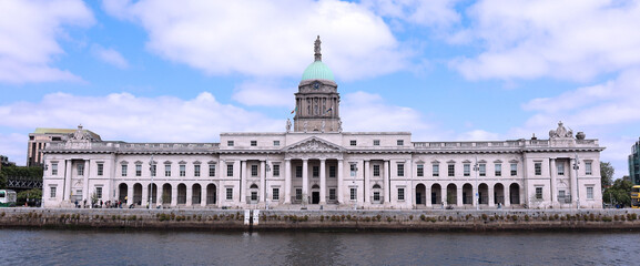 Obraz premium DUBLIN REPUBLIC OF IRELAND. The Custom House is a neoclassical 18th century building in Dublin, Ireland which houses the Department of Housing, Local Government and Heritage. 