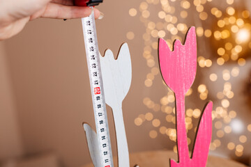 Wooden tulip decor measured with tape