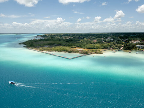 Vista a&eacute;rea de la laguna de Bacalar, cerca de Canc&uacute;n, en la Riviera Maya, M&eacute;xico