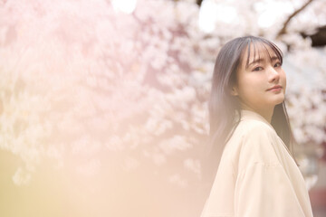 花見をする若いアジアの女性のポートレート