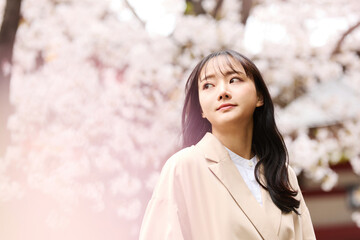 花見をする若いアジアの女性のポートレート