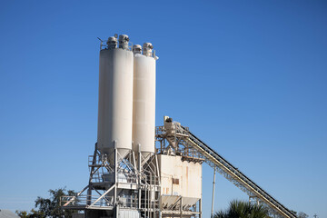 Obraz premium Industrial Concrete Batching Plant with Silos and Conveyor