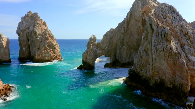 El Arco de Cabo San Lucas es una formaci&oacute;n rocosa ic&oacute;nica en Baja California Sur, M&eacute;xico, donde se unen el Oc&eacute;ano Pac&iacute;fico y el Mar de Cort&eacute;s.
