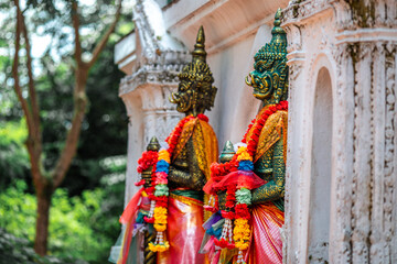 The backdrop of sculptures and artworks at tourist attractions, such as snakes, nagas, Buddha statues, and models, reflects the antiquity and stories of the place, making it captivating.