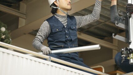 単管パイプを取り付ける職人