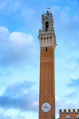 Naklejka premium Torre del Mangia historic bell tower on a sunny day in Italy