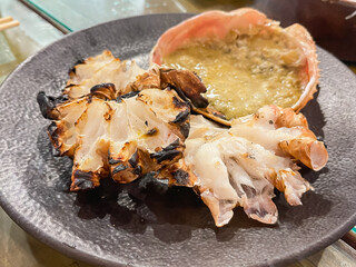 炙った本ズワイガニの体身とカニ味噌。