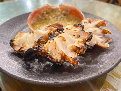炙った本ズワイガニの体身とカニ味噌。