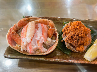 茹でた香箱がに(本ズワイガニのメス)。内子と外子付き。