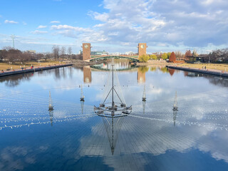 富山県富山市にある富岩運河環水公園の運河。水面に反射する美しい冬の景色。 © yukimco