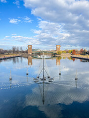 富山県富山市にある富岩運河環水公園の運河。水面に反射する美しい冬の景色。 © yukimco