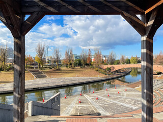 富山県富山市の風景。野外劇場から見る富岩運河環水公園。 © yukimco