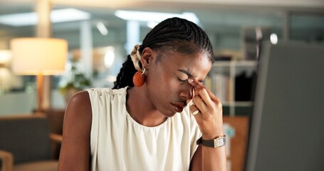 Obraz premium Computer, business woman and headache in office from article stress, deadline pressure and burnout. Journalist, black person and migraine at media agency from submission mistake or brain fog at night