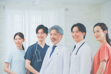 Fototapeta premium 清潔で爽やかな病院に勤務している多世代の医療スタッフ