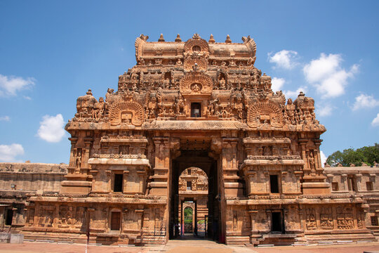 main entrance archway, gate of Brihadeeshwara temple at Tanjavur, Tamilnadu, India. 