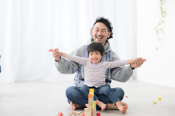 Teachers and children at daycare centers and kindergartens Teachers caring for children as they play with building blocks	