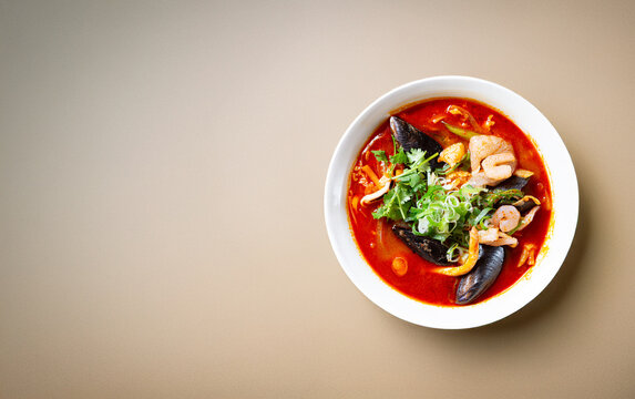 noodles with vegetables and seafood