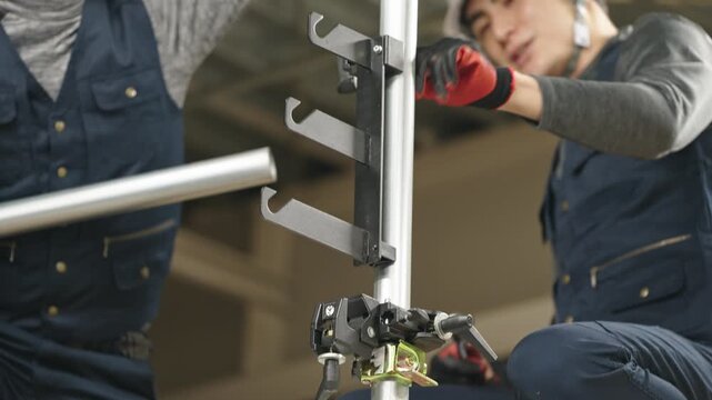 単管パイプを取り付ける職人