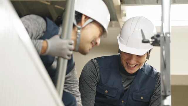 単管パイプを取り付ける職人