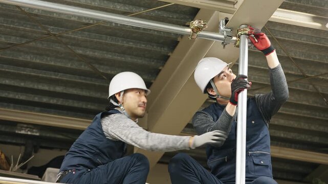 単管パイプを取り付ける職人