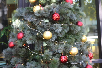 Decorate the Christmas tree beautifully.