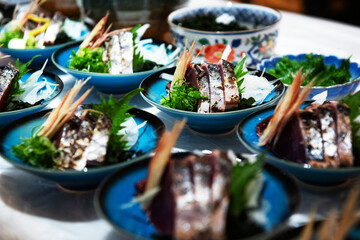 藁焼き鰹のタタキを盛り付ける