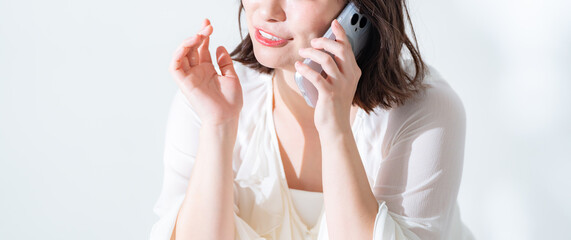 電話をする女性