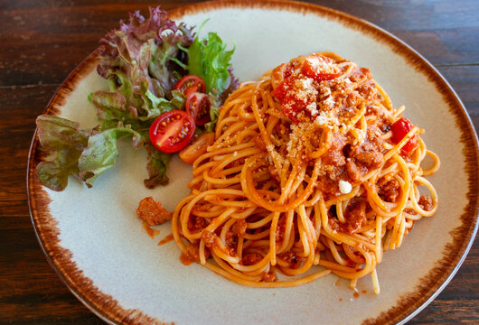 spaghetti and vegetable on ceramic plate