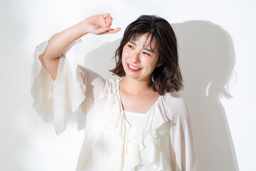Naklejka premium 日差しを感じる女性