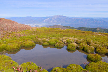 滋賀県の霊仙山、経塚北池と伊吹山