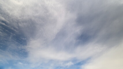 Obraz premium Blue air and soft clouds, Calm sky scene with wispy clouds and tranquil color transitions, Peaceful blue sky filled with delicate cirrus clouds and soothing gradient tones