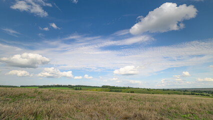 Obraz premium A Beautiful and Picturesque Rural Landscape Featuring Vivid Clouds and Open Fields