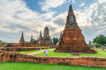 Naklejka premium Scenic ruins of Wat Chaiwatthanaram in Ayutthaya, Thailand