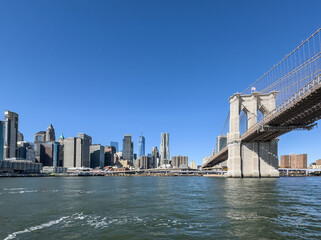 Fototapeta premium Brooklyn Bridge and Lower Manhattan Skyline over the East River on a Clear Day