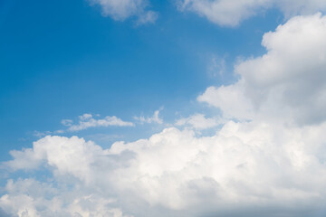Obraz premium Background of blue sky and white clouds