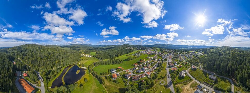 Der Erholungsort Mauth im Bayerischen Wald in der Grenzregion zum B&ouml;hmerwald von oben