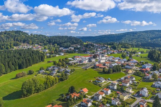 Der Erholungsort Mauth im Bayerischen Wald in der Grenzregion zum B&ouml;hmerwald von oben